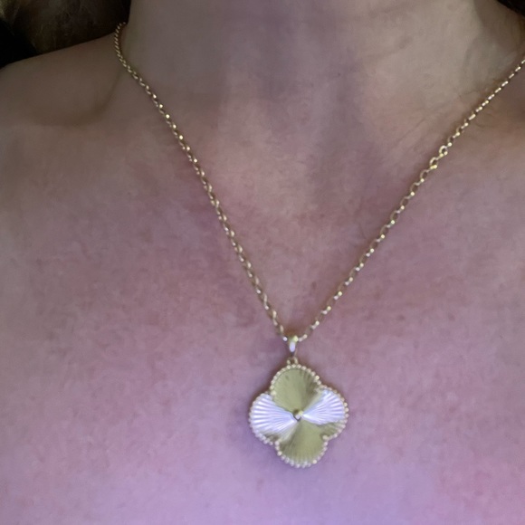 yellow gold 18 karat pendant.
5.22 grams of pure 18 k yellow gold. - Picture 4 of 11